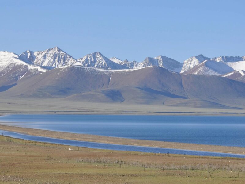 Namtso-lake-in-Tibet-with-maountain-on-the-background